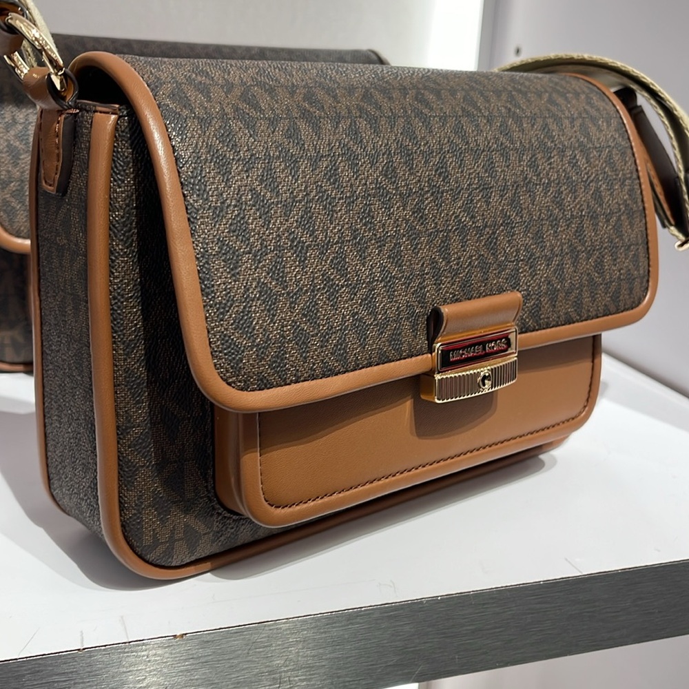 Michael Kors Bradshaw Medium Signature Logo Messenger Bag
Brown 
NWT - Picture 2 of 16
